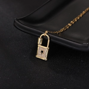 Détail macro du collier pendentif cadenas plaqué or orné de zircons étincelants