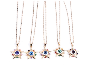 Detailansicht von fünf bunten Stern-Augen-Anhängern mit Zirkonia an goldenen Ketten