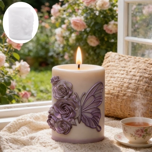 Candela a colonna con rilievo a farfalla viola e stampo in silicone bianco