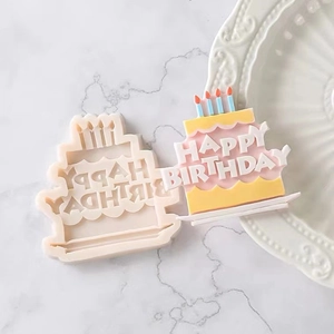 Stampo in silicone Happy Birthday con decorazione in fondant rosa e gialla su marmo