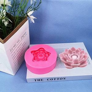Stampo in silicone loto 3D per candele e saponi con dettagli floreali e prodotto finito