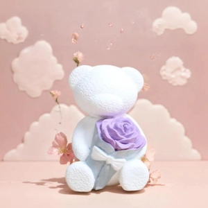 DIY Bären-Kerzenform aus Silikon mit einem weißen Bären, der eine lila Rose hält