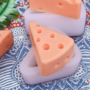 Moule en silicone en forme de fromage pour gâteaux et savons DIY sur nappe bleue
