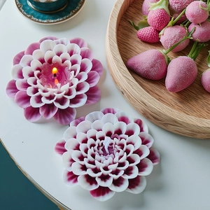 Set di due candele profumate a forma di dalia con sfumatura viola e vassoio in legno