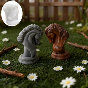 Moule en silicone tête de cheval réaliste et sculpture 3D sur fond d'herbe fleurie