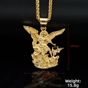 Detalle del colgante de San Miguel Arcángel en acero inoxidable chapado en oro