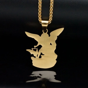 Collar con colgante de Arcángel en acabado dorado con cadena sobre fondo negro