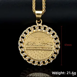 Dettaglio pendente Ultima Cena dorato 43mm con zirconi, peso di 21,6g stile hip hop