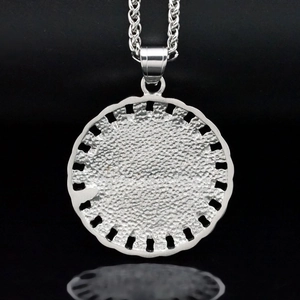 Collana con pendente rotondo in acciaio inossidabile argento lucido e catena a corda