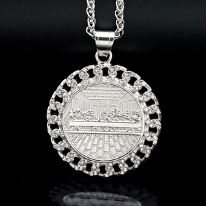Collana con medaglione L'Ultima Cena in argento con rilievi e cristalli scintillanti