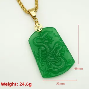 Détail macro du pendentif dragon en jade vert avec dimensions de 49 mm de hauteur et 33 mm