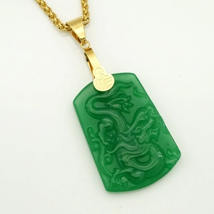 Ciondolo drago in giada malachite verde con fibbia Fu dorata e collana a catena