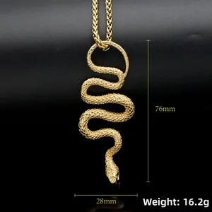 Vue détaillée du pendentif serpent doré avec texture d'écailles et dimensions