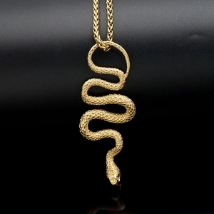 Collier avec pendentif serpent doré gothique, texture écaillée et chaîne de blé