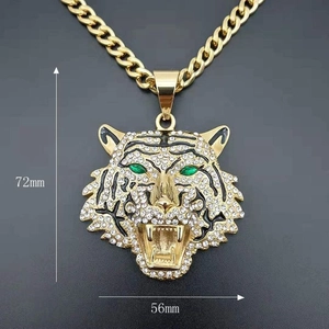 Vue détaillée du pendentif tête de tigre plaqué or avec zircons et mesure de 72mm