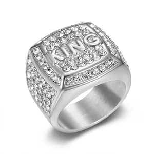 Anello Hip Hop in acciaio inossidabile con micro-pave di diamanti e scritta KING in rilievo
