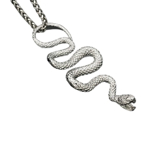 Pendentif serpent hip hop en argent avec détails d'écailles et chaîne tressée