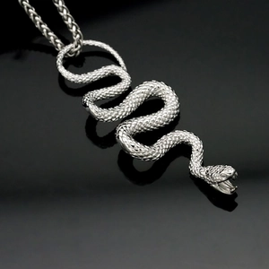 Pendentif serpent argenté avec écailles texturées sur une chaîne à mailles métalliques
