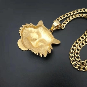 Vue macro de la structure arrière évidée détaillée du pendentif tête de tigre plaqué or