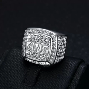 Anello hip hop in acciaio inossidabile dorato con diamanti e design King per uomo
