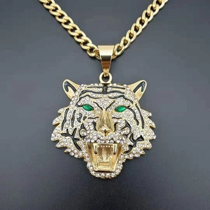 Pendentif tête de tigre hip hop plaqué or avec cristaux blancs sur une chaîne cubaine