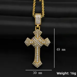Detalle del colgante de cruz bañada en oro de 18k con brillantes y medidas