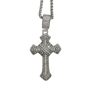 Collar con colgante de cruz plateada con circonitas incrustadas y cadena de cuerda hip-hop