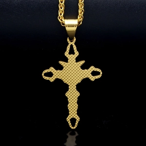 Colgante de cruz de acero inoxidable dorado con textura de rejilla y cadena de trigo