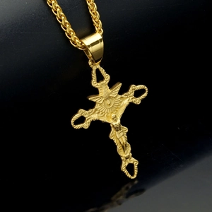 Colgante de crucifijo en oro pulido con relieve de Jesús y detalle de paloma en fondo negro
