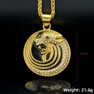 Detail van een 37 mm gouden luipaard hanger met kristallen op een zwarte achtergrond