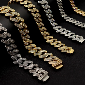 Dettaglio delle catene cubane color oro e argento con cristalli micro-pave lucidi