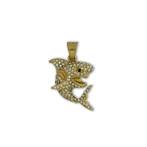 Pendentif requin hip hop doré orné de cristaux blancs scintillants sur fond blanc pur
