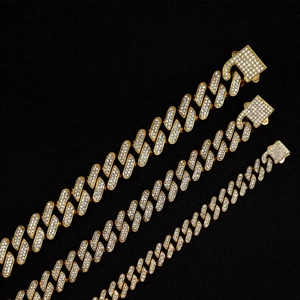 Vista dettagliata di tre catene cubane placcate oro con pavé di zirconi micro scintillanti