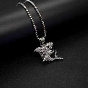 Collier hip hop avec pendentif requin serti de strass brillants en acier inoxydable