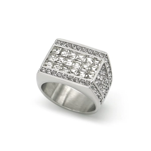 Detalle de un lujoso anillo de hombre en plata con circonitas brillantes y corte cuadrado