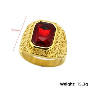 Détail d'une bague viking dorée vintage avec grande pierre rouge rectangulaire et gravures