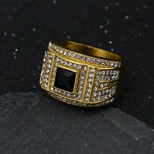 Bague pour homme plaquée or avec pierre noire carrée et pavage en zircone blanche