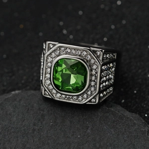 Détail de la bague chevalière pour hommes en acier avec gemme verte et pavé de cristaux