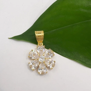 Collana in acciaio inossidabile 316 con ciondolo a fiore in oro 18K e zirconi 3A lucidi