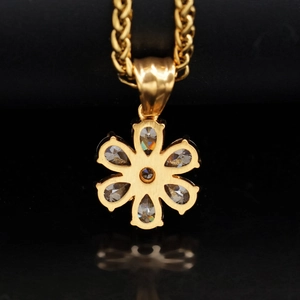 Collana in acciaio inossidabile placcato oro 18K con ciondolo a fiore e zirconi 3A