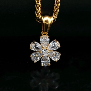 Collana con pendente a fiore placcata oro 18K e zirconi AAA scintillanti con catena a spiga