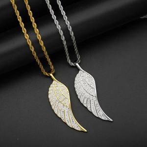 Pendenti ad ala in oro e argento con strass e catena a fune su base nera opaca
