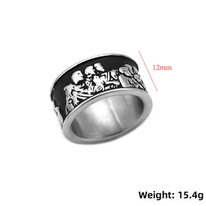 Vue détaillée de la bague vintage en acier avec relief sculpté et largeur de 12 mm