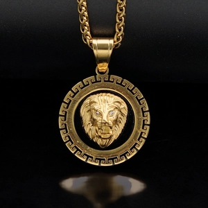 Colgante de cabeza de león hip hop dorado con esmalte negro y greca griega en cadena