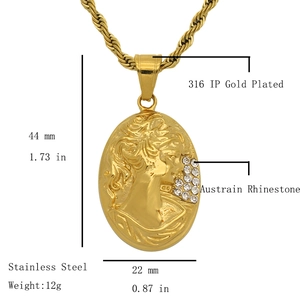 Vue détaillée d'un pendentif en relief en acier 316 or 18k avec des strass étincelants