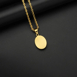 Collar de acero inoxidable 316L chapado en oro 18k con colgante ovalado y cadena de cuerda