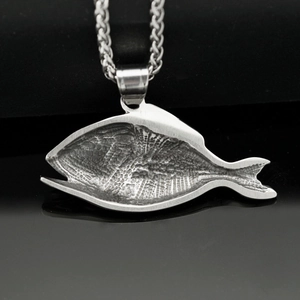 Collar punk retro de espina de pescado en plata con ojo azul y textura de piedra
