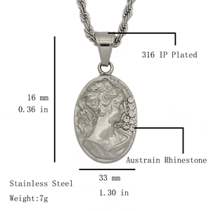 Détail macro d'un pendentif ovale avec relief de profil féminin et strass brillants