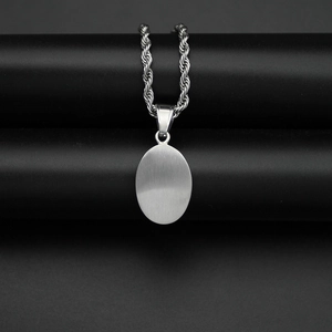 Collier avec pendentif ovale en acier inoxydable brossé et chaîne en corde torsadée