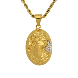 Détail du pendentif camée doré 18 carats avec cristaux et chaîne maille corde